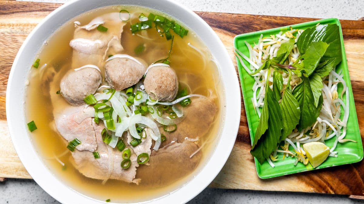 12. House Special Noodle Soup / Phở đặc Biệt