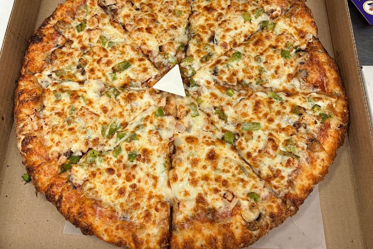 12" Chicken Deluxe/Chicken Veggie Pizza