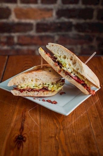 Sandwich Deli Viande Fumée / Deli Smoked Meat Sandwich