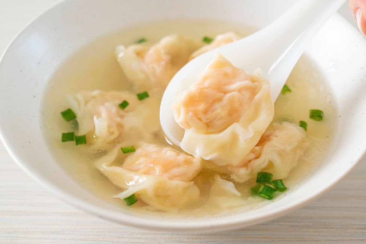 S2. Soupe wonton aux porc(5mcx)/Pork Wonton soup (5pcs)