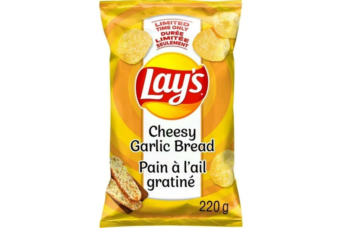 Lay's Cheesy Garlic Bread Flavoured Potato Chips (220 g)