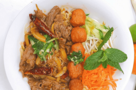 405. Stir-Fried Beef with Lemongrass and Hot Pepper on Vermicelli - Bun Bo Xao Sa Ot