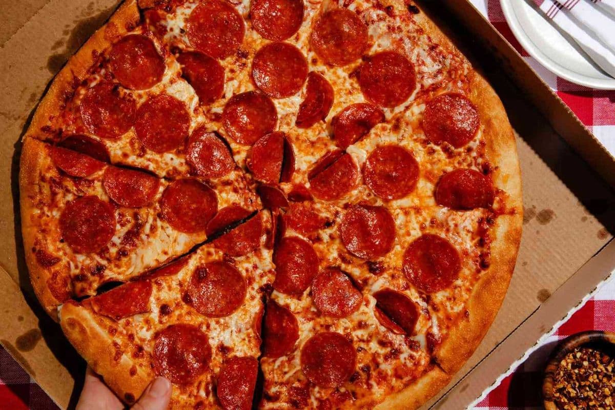 Medium Pepperoni Lovers + Free Dip