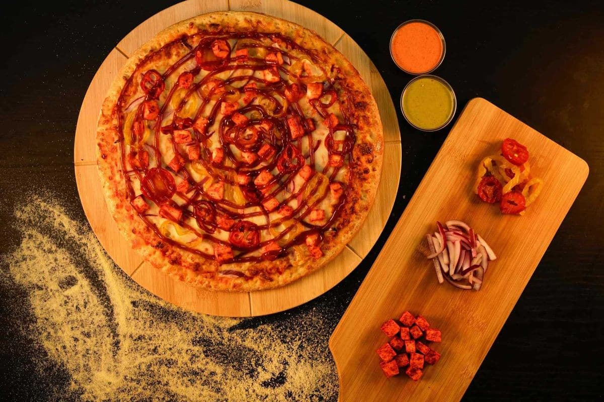 BBQ Chicken/Paneer Pizza