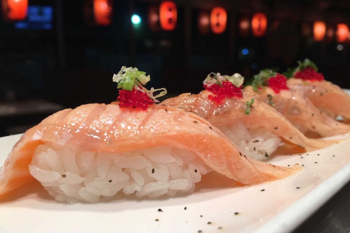 Fatty Salmon Sushi (2 pcs)