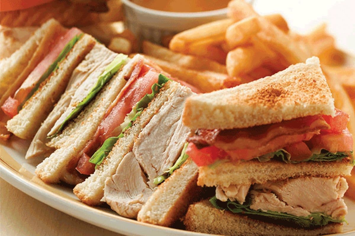 Club sandwich avec frites / Club Sandwich With Fries