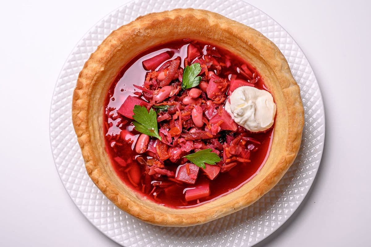 VEGETARIAN RED BORSCH with beans in Bread Plate (450 g) (30 Cal)