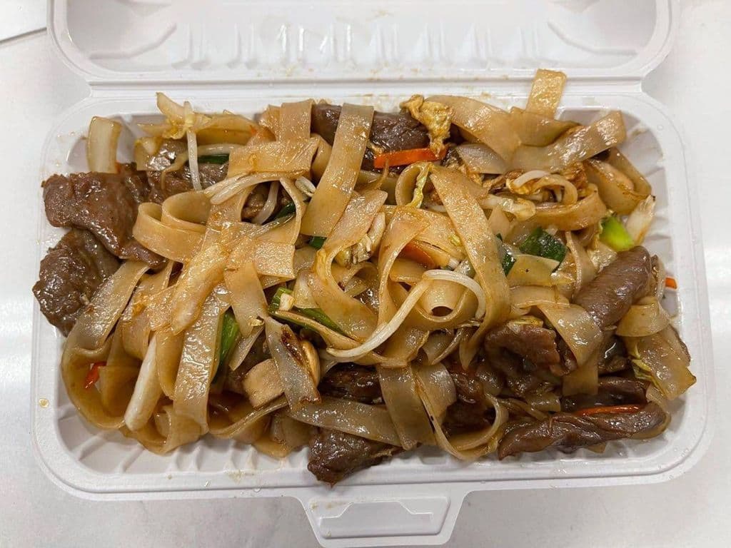 Flat White Noodle Fried with Beef and Vegetables