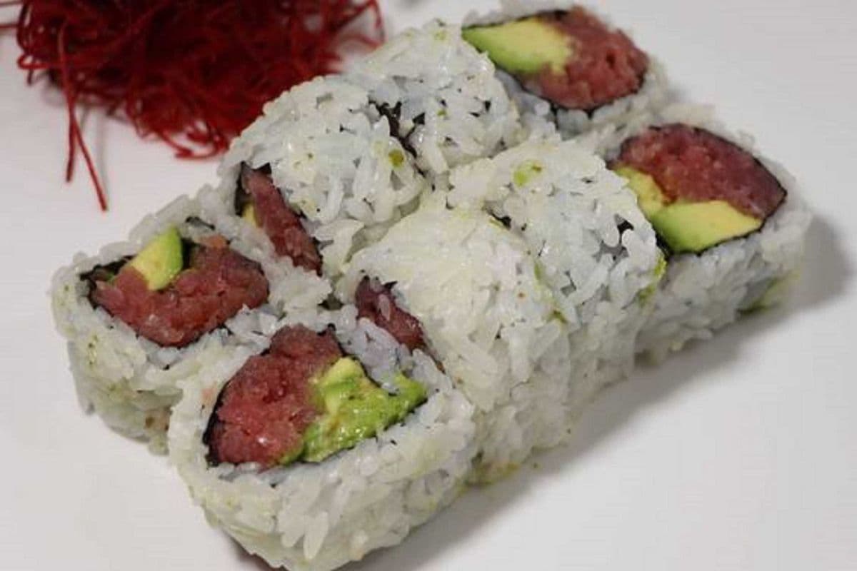 Tuna & Avocado Roll (8pc)