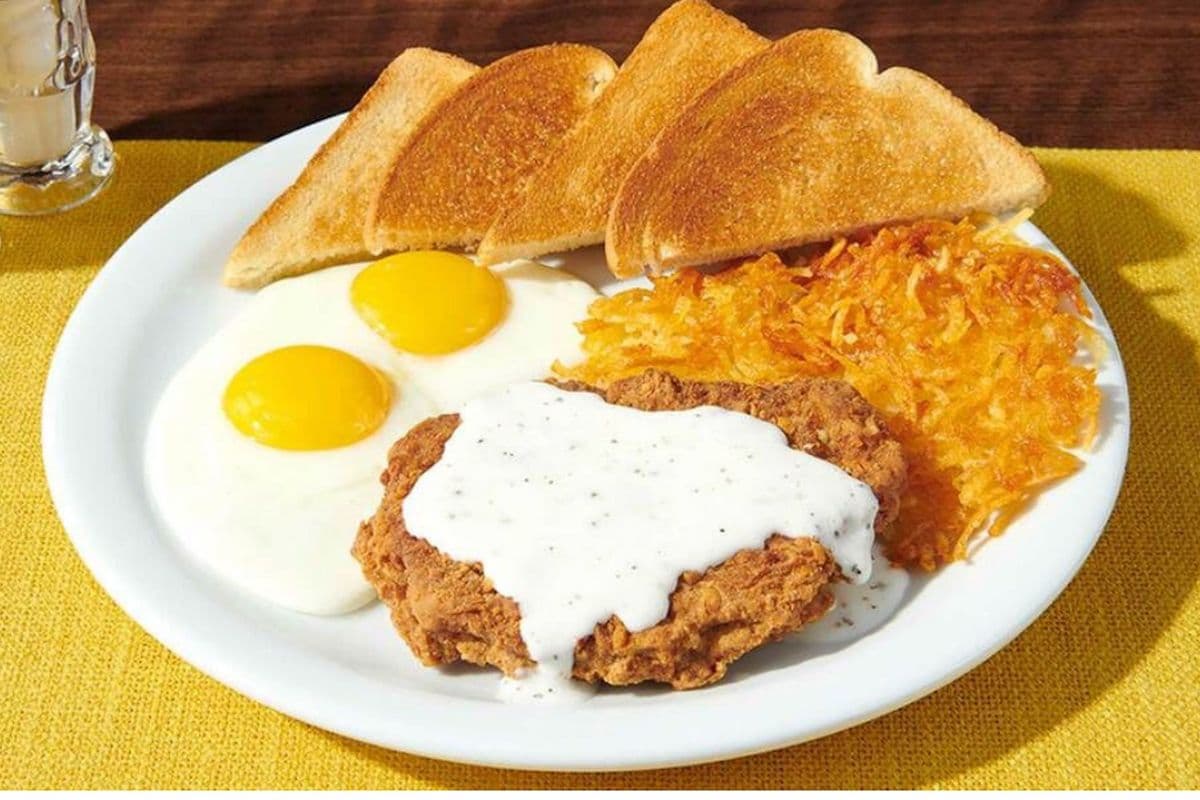 COUNTRY-FRIED STEAK & EGGS (875 Cal)