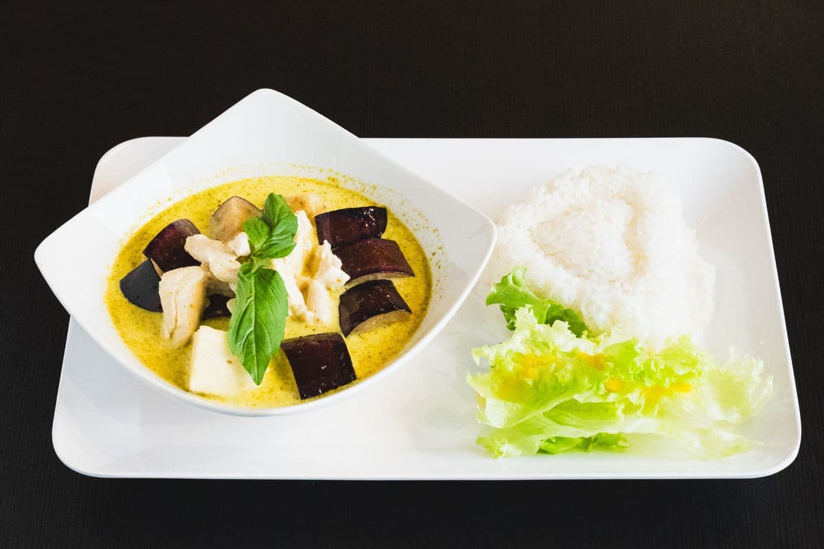 L4. Green Curry with Rice and Salad