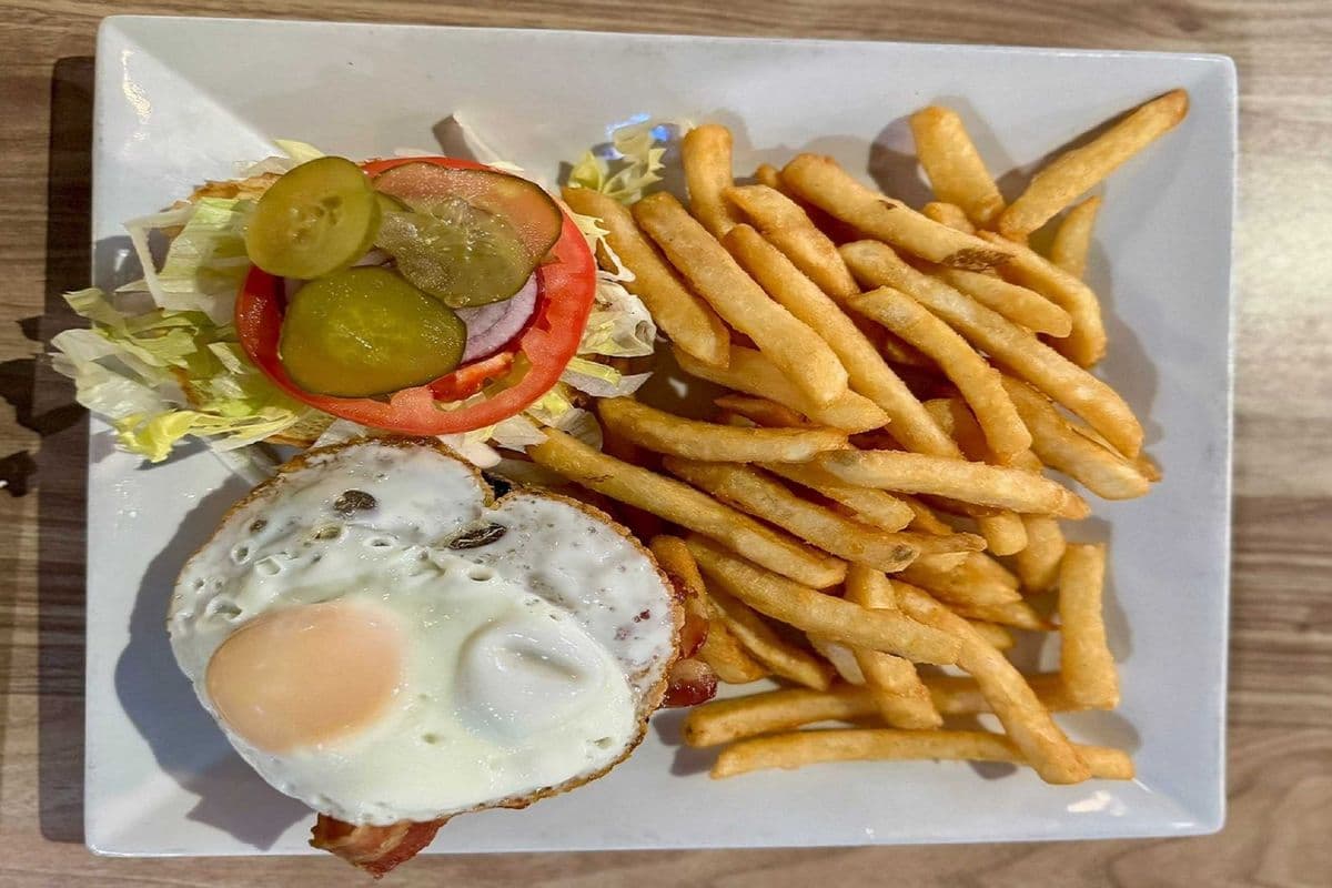 Whisky Egg BLT Burger (8 oz)