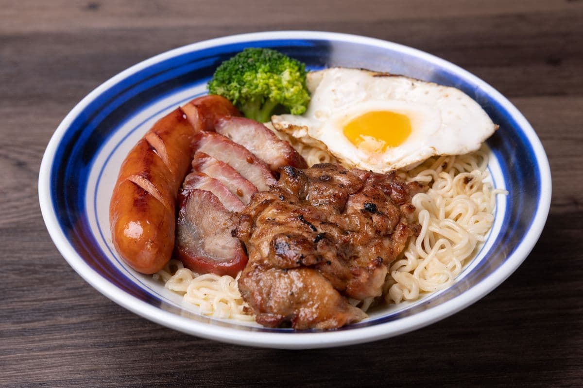 B15. Assorted Meats on Instant Noodles (公司撈丁)