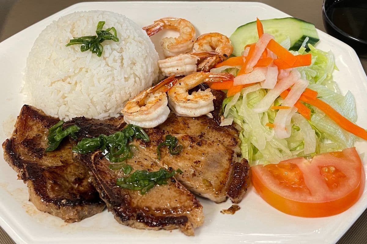 C14. Grilled Lemongrass Pork Chop & Prawn on Steamed Rice / Cơm Sườn Heo Nướng Xả, Tôm Nướng