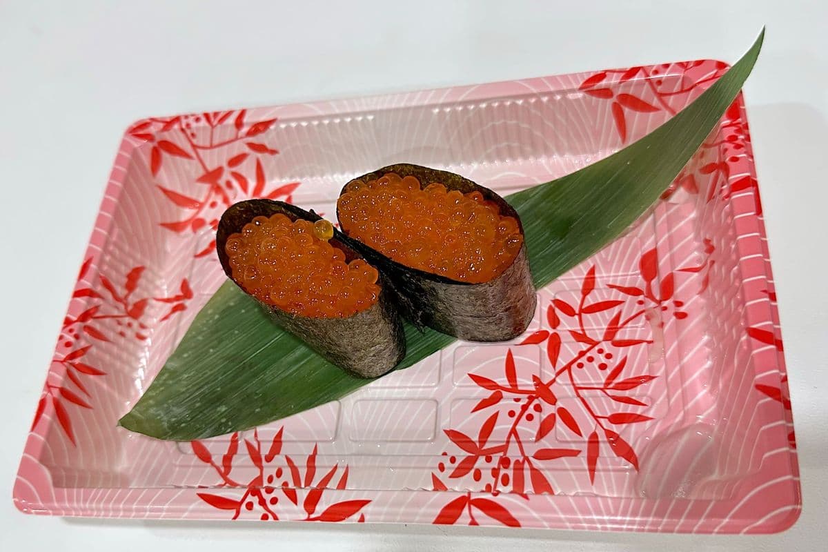 Ikura Sushi (2 pcs)