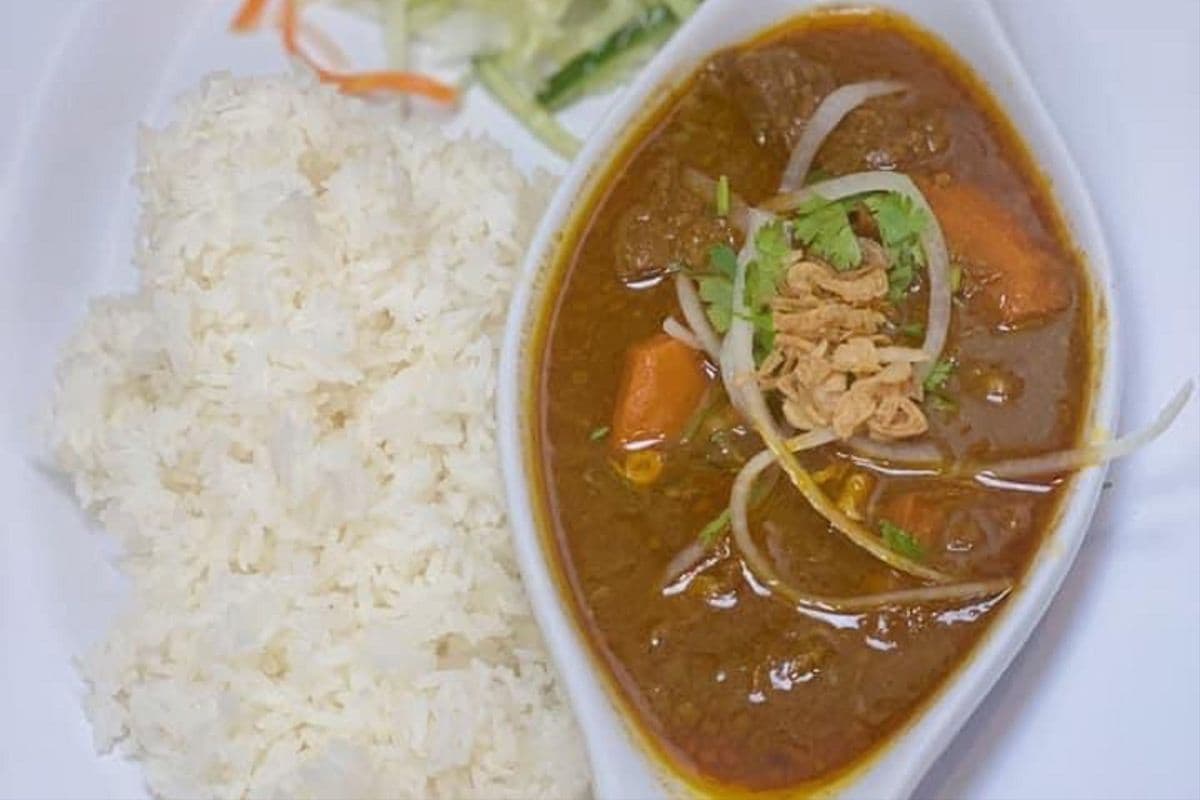 R9. Beef Stew with Steamed Rice / 牛腩配白飯 / 소고기스튜 덮밥