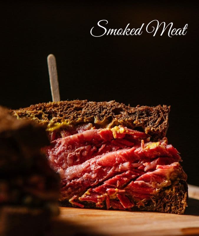 Viande fumée sur seigle marbré foncé / Smoked Meat on Dark Marble Rye