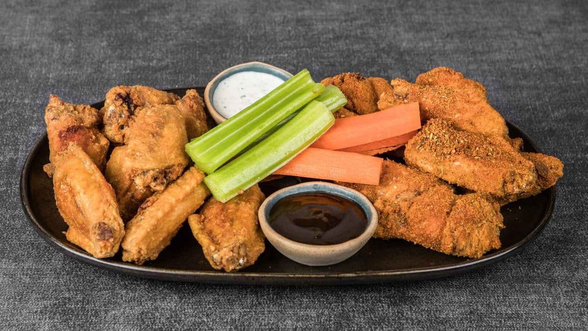 2LB Wings ,Veggies and Dip