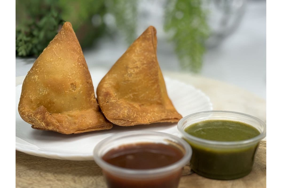 Veg Samosa with Chutney (1pc)