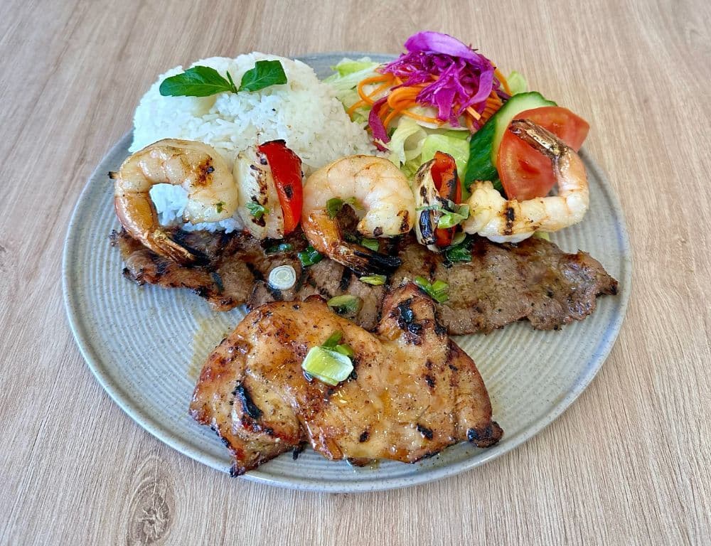 Combo poulet, bœuf et crevettes grillés 
