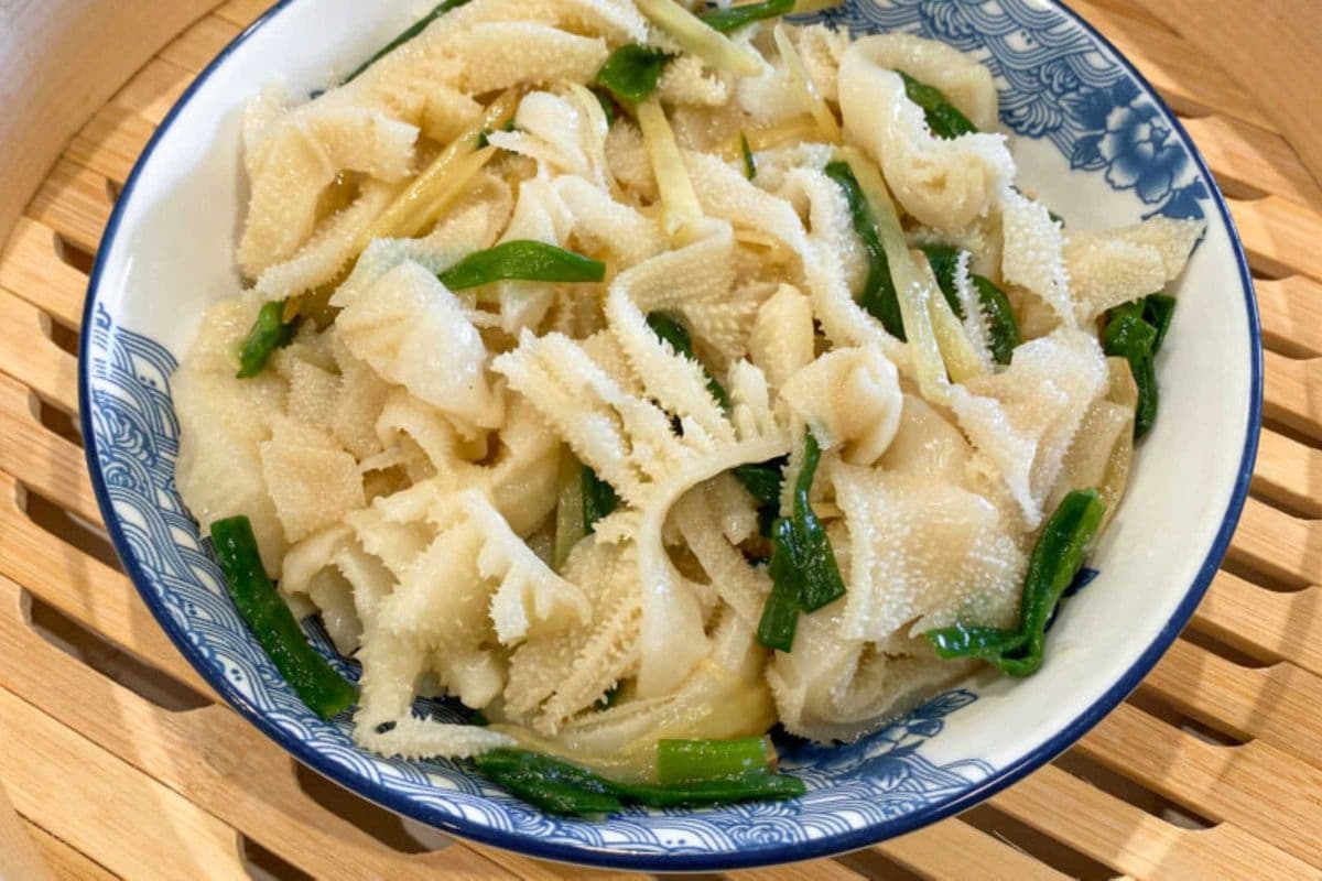 Beef Triple with Ginger and Green Onion (葱姜牛百叶)