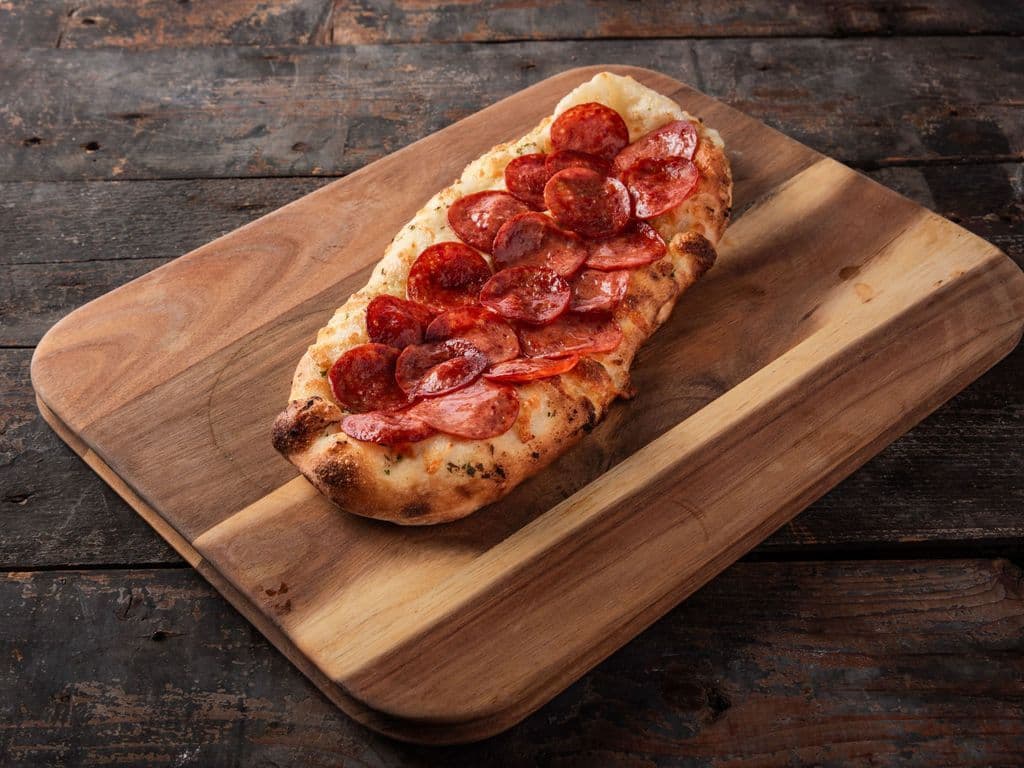 FOCACCIA PEPPERONI, SAUCE TOMATE, AIL, GRATINÉ
