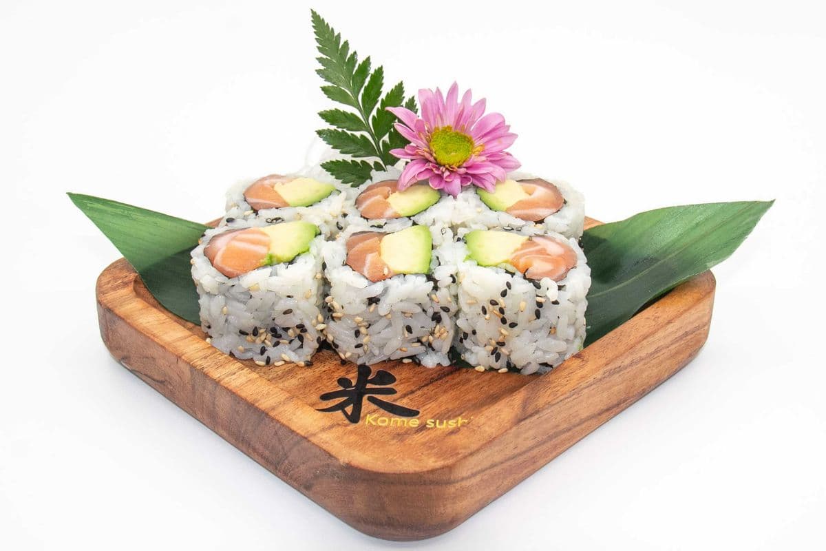 M6. Salmon Avocado Roll