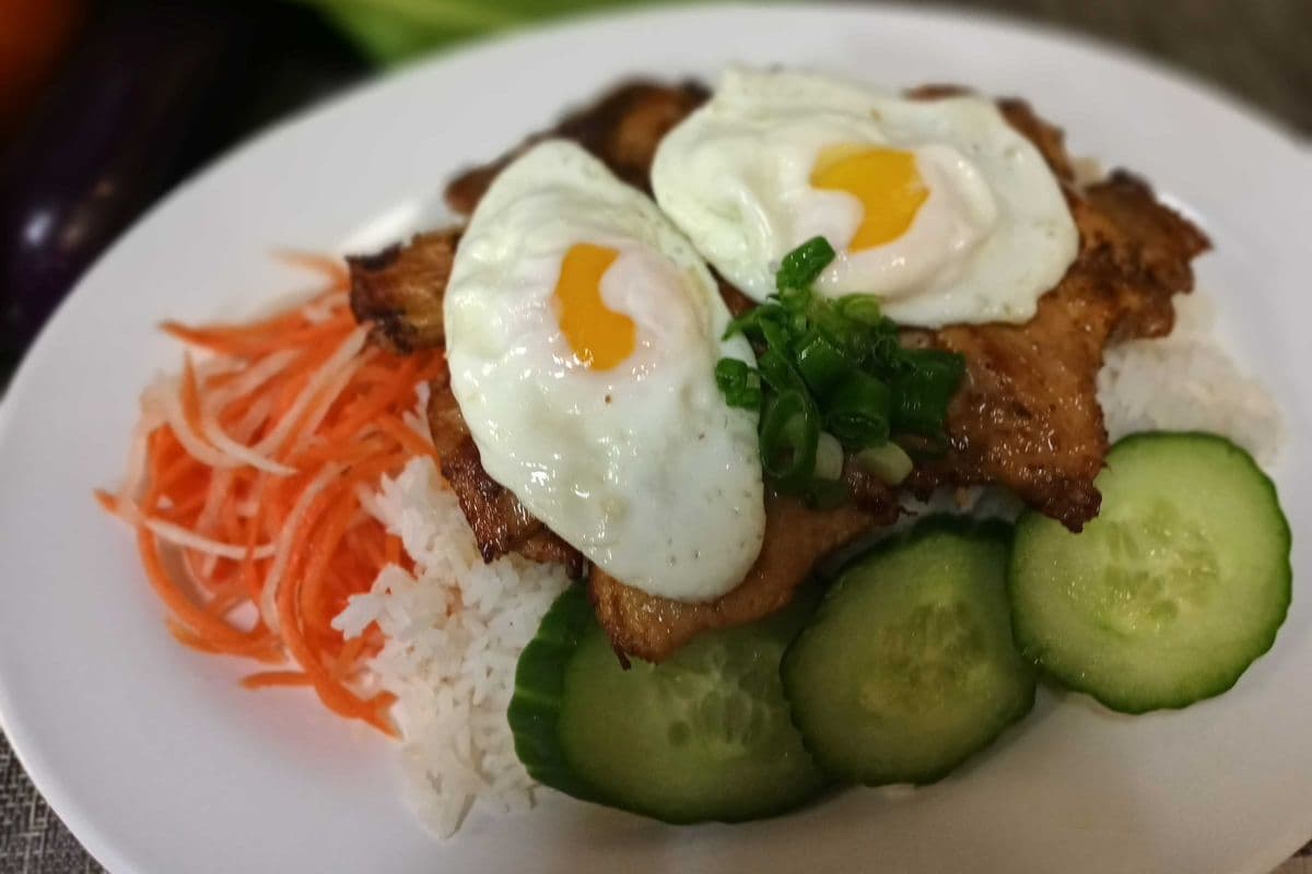 472. Com Ga Nuong, Hot Gà Op-la