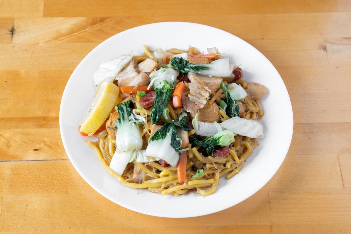 Nouilles sautées avec légumes / Pansit