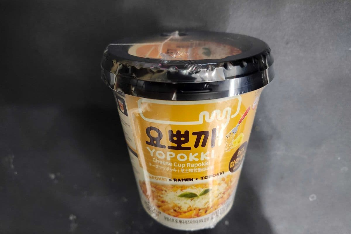 Yopokki Cheese Cup Rapokki (芝士味拉面炒年糕) 145g / Rapokki = Ramen + Topokki