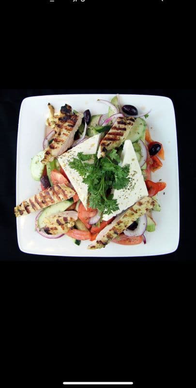 Salade grecque au poulet grillé / Greek Salad with Grilled Chicken