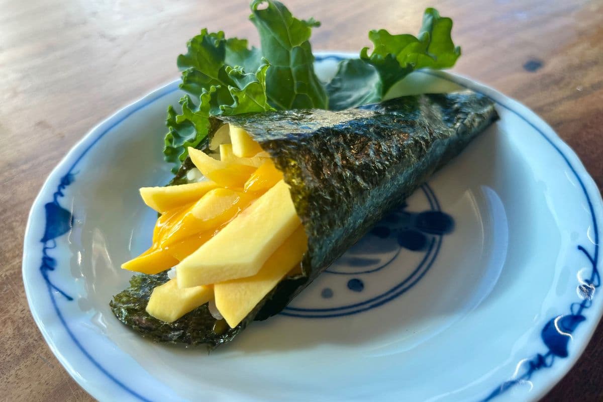 95B. Mango Hand Roll (1 pc)