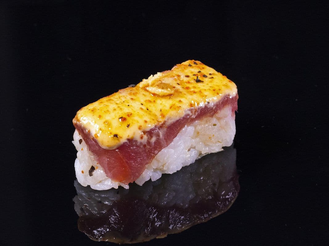 SPICY TUNA Oshi (8pc)