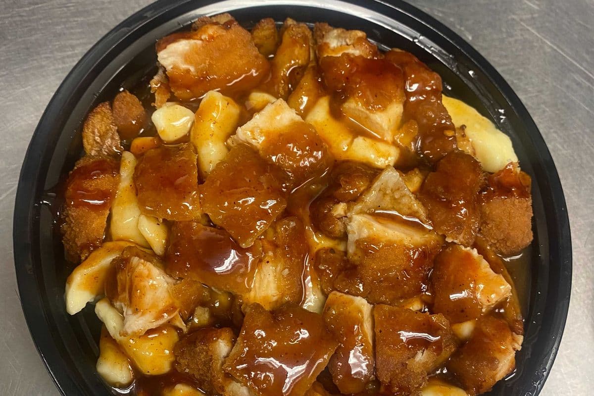Poutine au filet de poulet croustillant / Crispy Chicken Filet Poutine