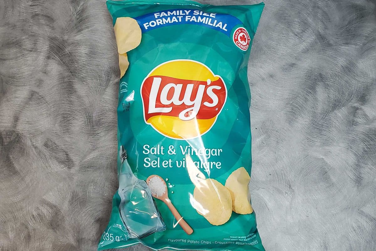 Lays Salt & Vinegar (235g)