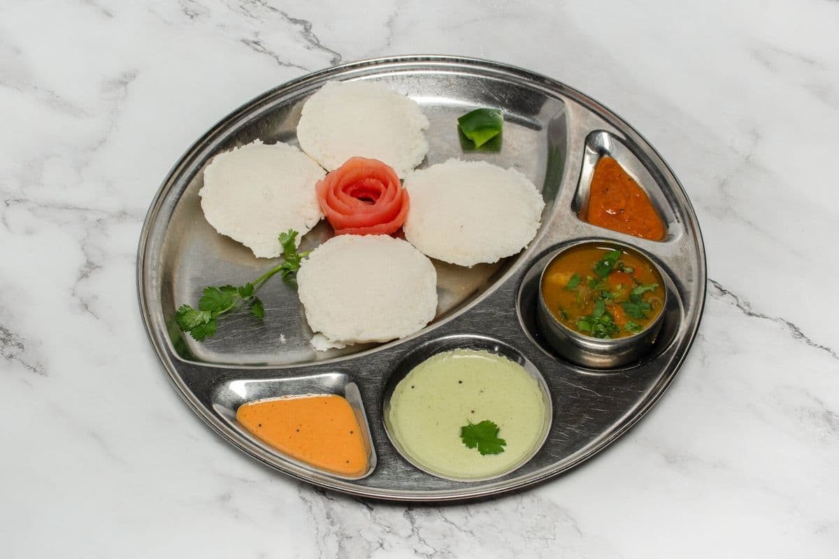 Idlis with Sambar and Chutney (50 pcs)