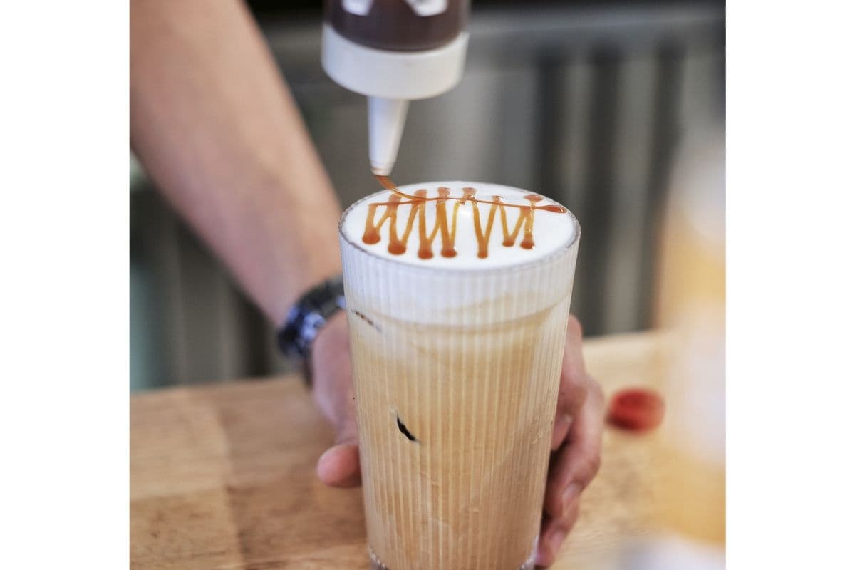 Iced Caramel Macchiato (20 oz)