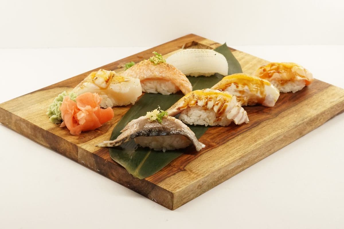 Classic Seared Sushi Combo (7 pcs)