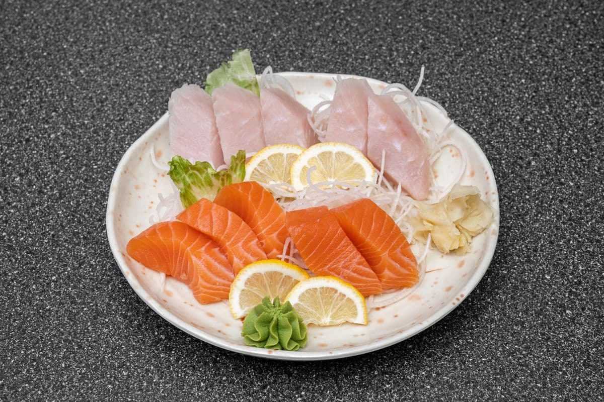 33. Tuna and Salmon Sashimi (10 pcs)