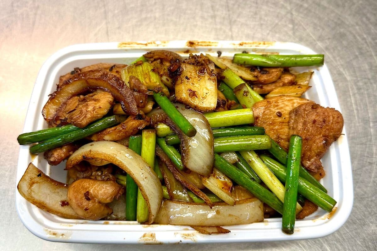 C12. Poulet avec sauce XO / Chicken with XO Sauce