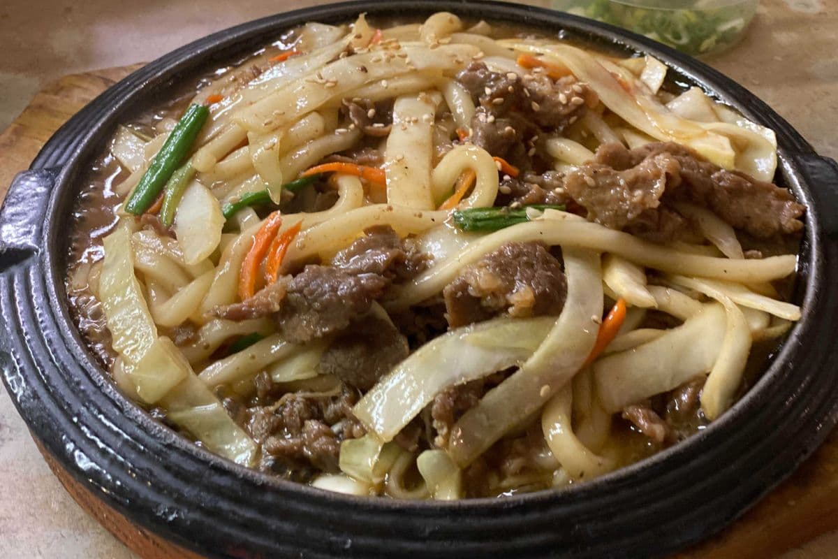 31. Noodles with Beef and Vegetables on a Hot Plate