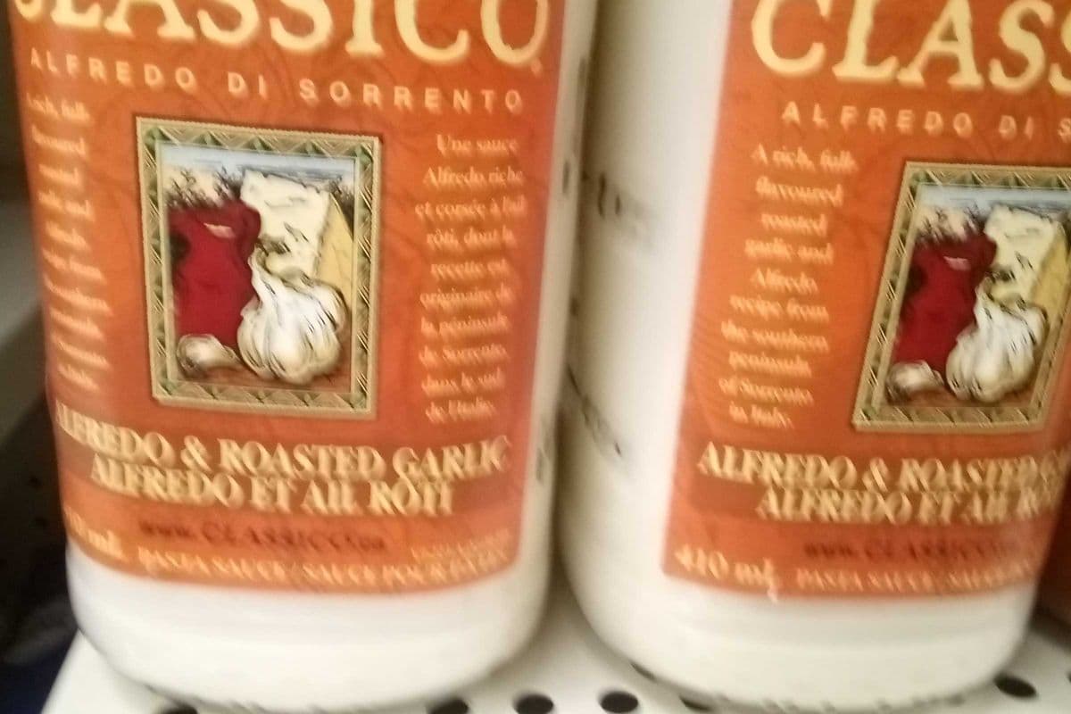 Classico Alfredo and roasted garlic pasta sauce 410 ml