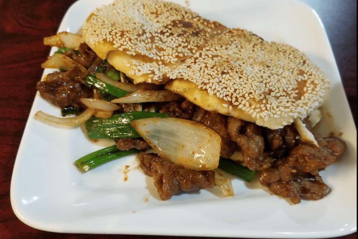 D9. Cumin Beef Flat Bread (孜然牛肉夾餅)
