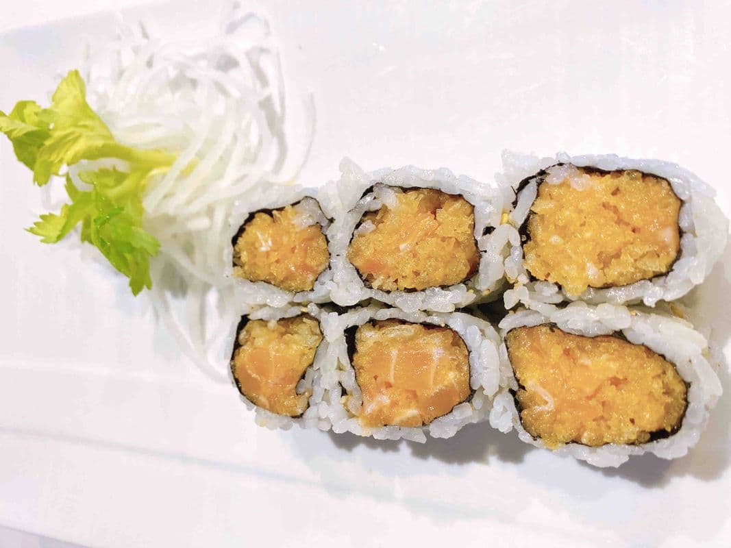 Crispy Spicy Salmon Roll / R14 Rouleau Croustillant Au Saumon Épicé