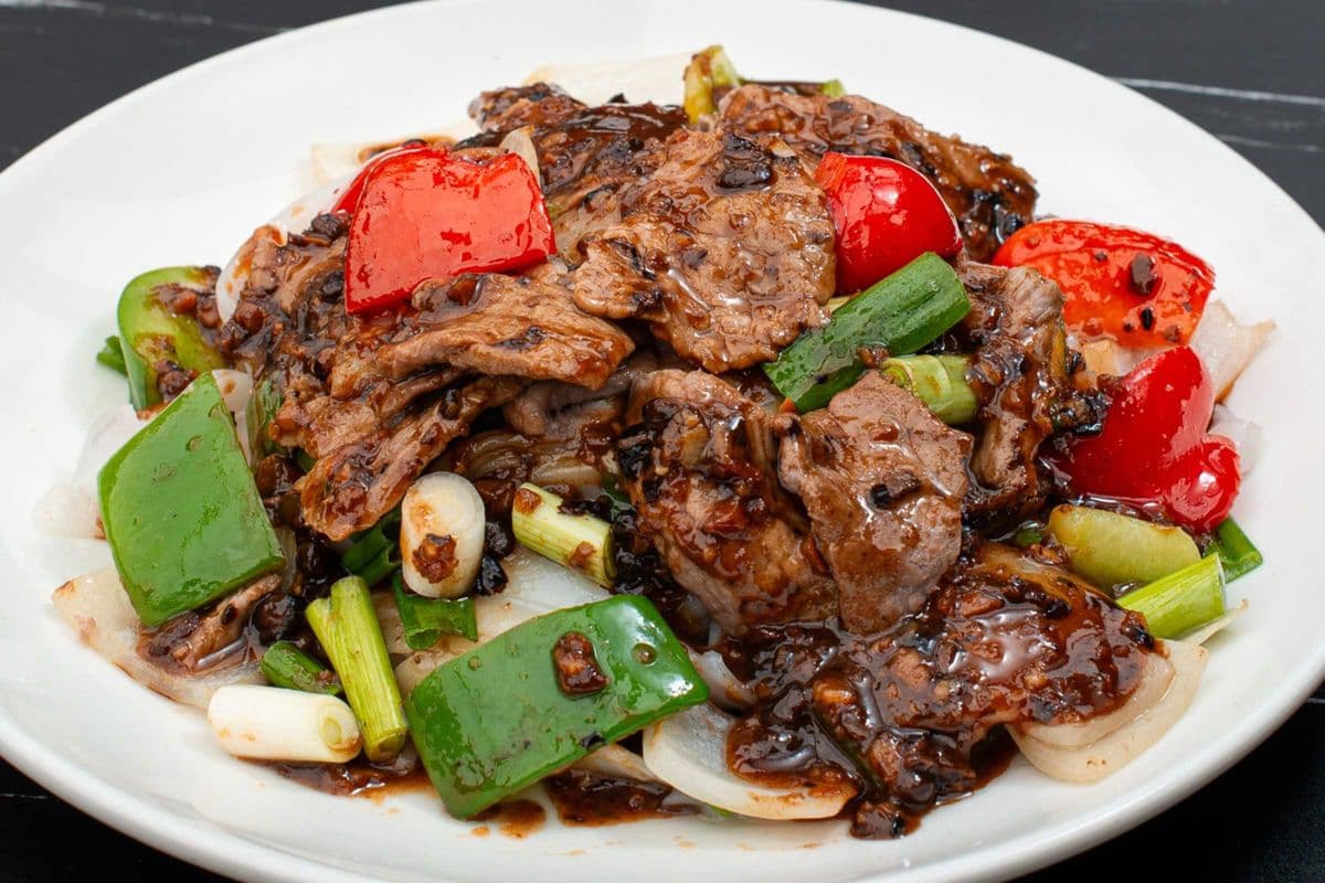 CU40 Beef with Black Bean Sauce and Broad Rice Noodle