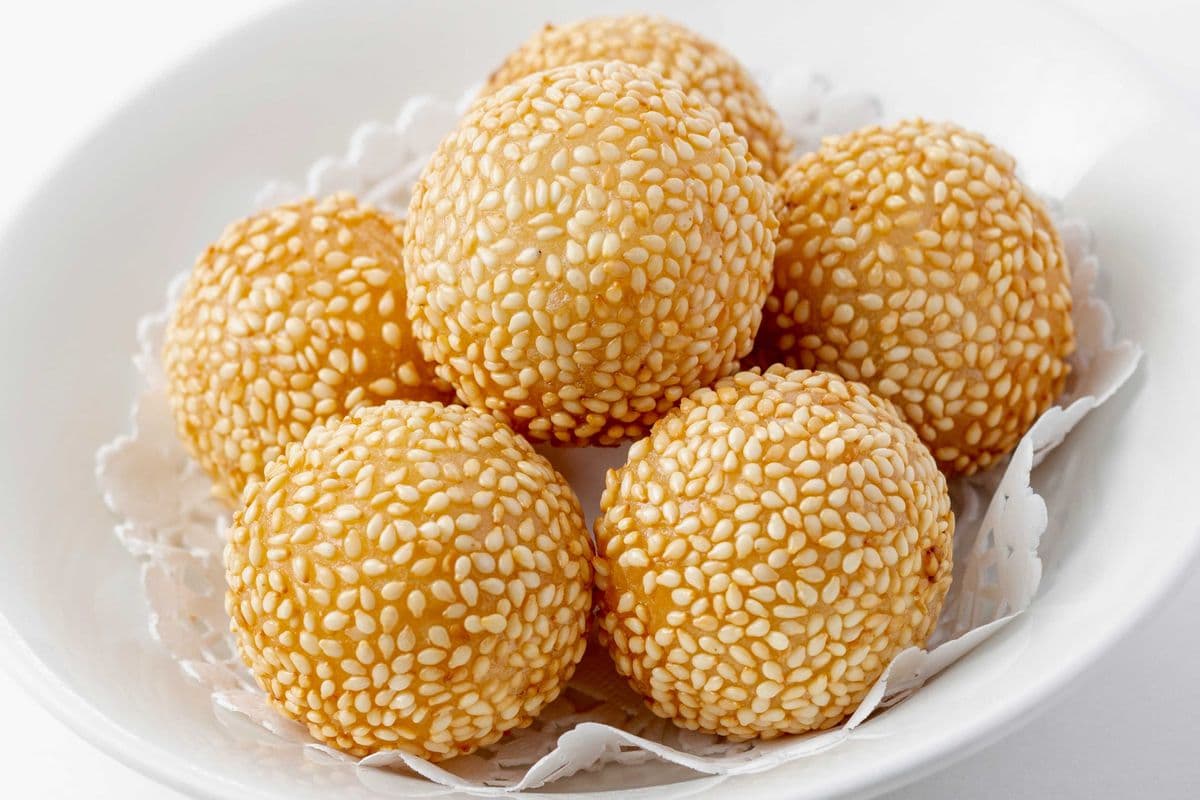 802. Golden Fried Sesame Balls 芝麻球 (6 pcs)