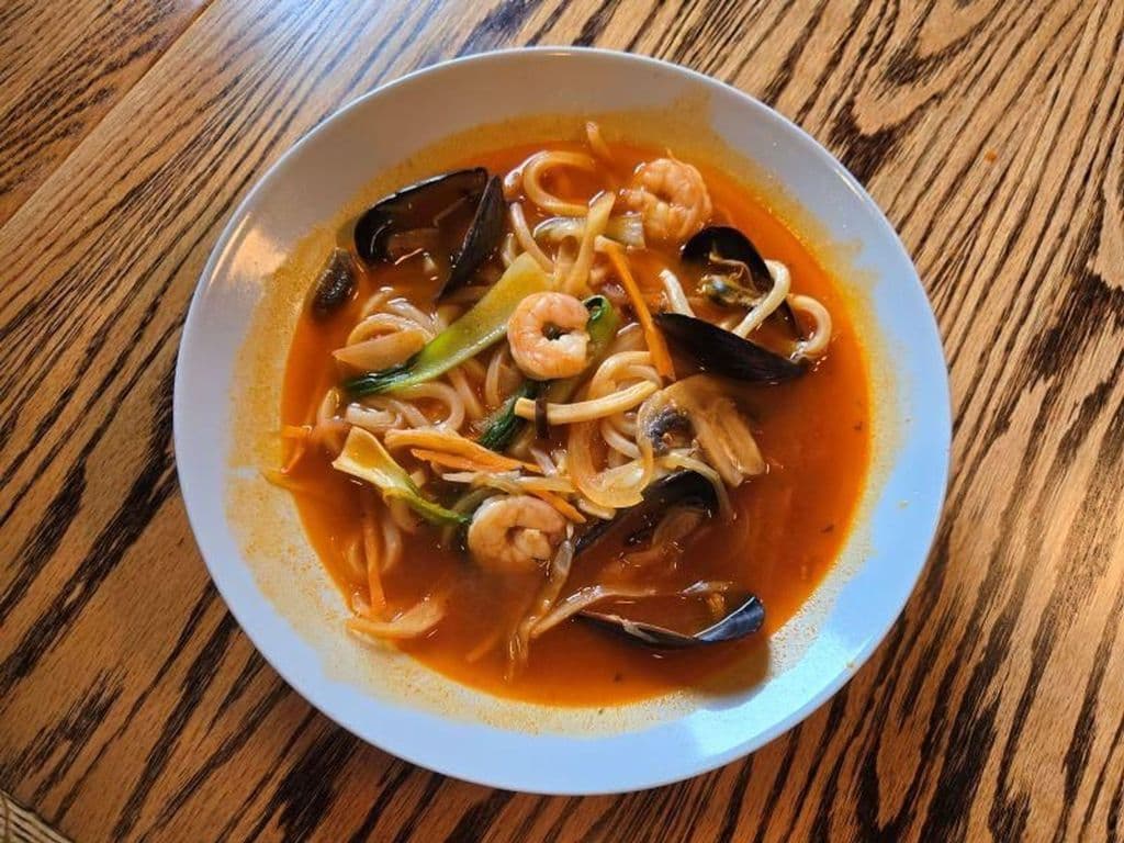 Jjamppong (spicy seafood noodle soup)