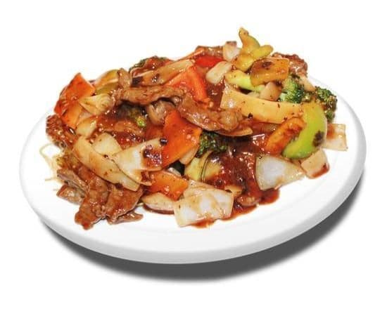 25. Nouilles frites au poulet ou bœuf avec légumes mélangés à la sauce aux haricots noirs/豉椒牛(鸡)面