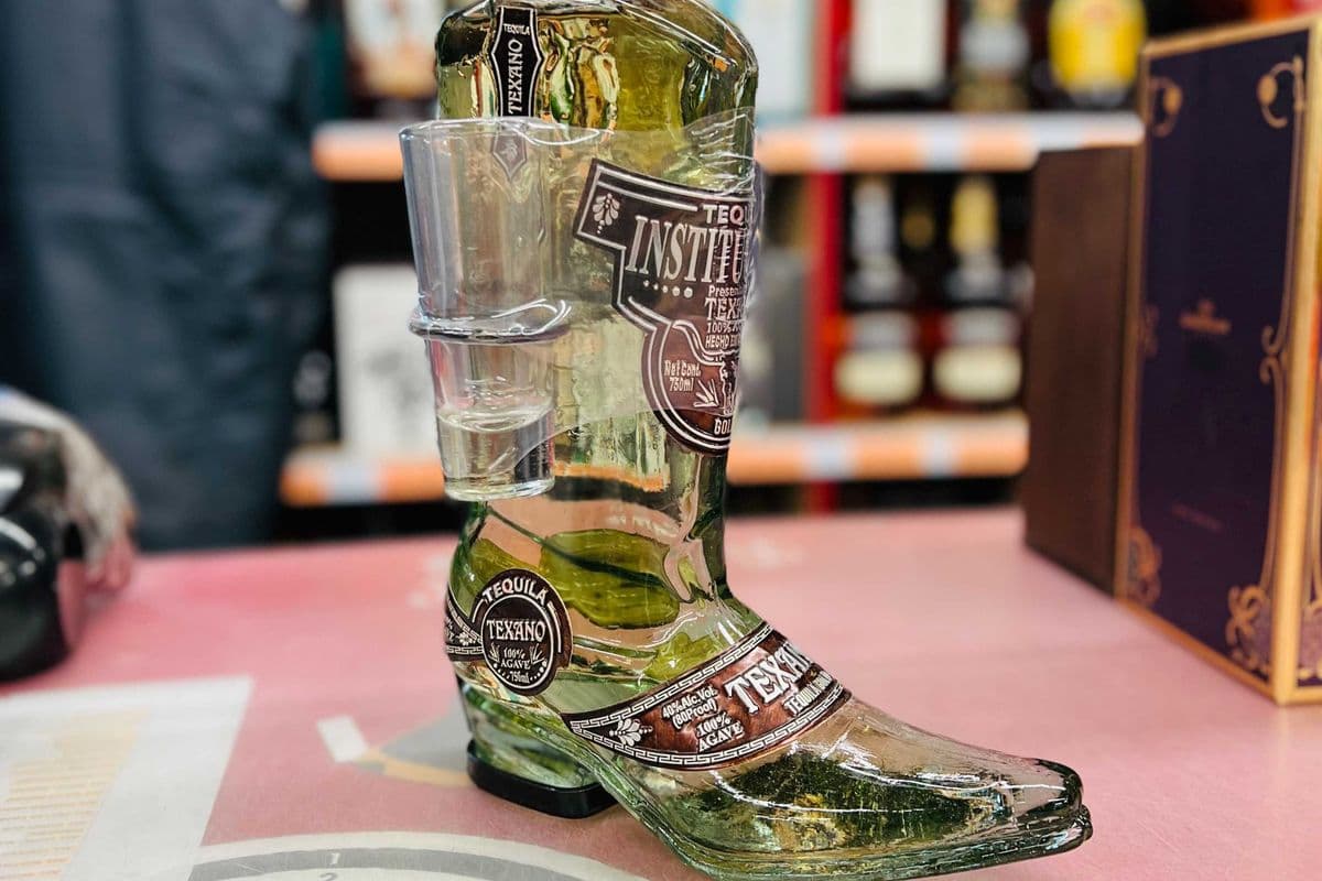 COWBOY BOOT WITH STAND (1 x 750ml)