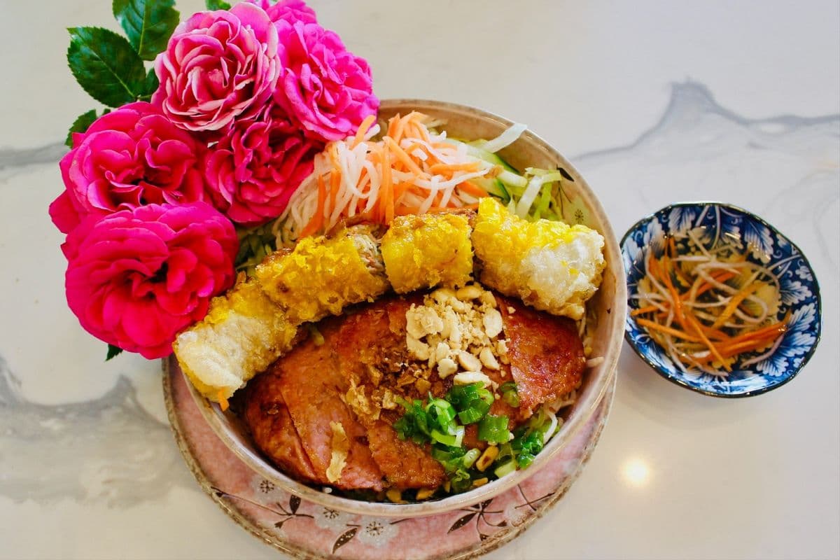 V3. Grilled Minced Pork and Spring Roll with Vermicelli / 燒稔豬肉,春卷米粉 / 구운 양념 돼지고기 & 스프링롤 비빔국수